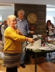 Gjenbrukskonsulent Turid Øyre Øygard klippet snora da NMS Gjenbruk Oppdal skulle åpne.