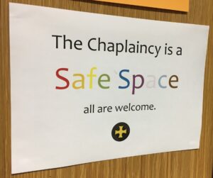 Bildet viser skiltet inn til det nye området kapellanen på skolen har ansvar for.