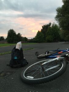 Bildet viser NMS- sekken og en sykkel i Raffles i England i solnedgang.