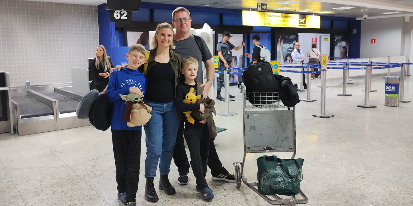 Karla Kruger og Samuel Coswig har landet med barna Thomas (9) og Kaleb (11) og flyttet inn i huset som Carlisle bispedømme hadde gjort klar til dem i september.