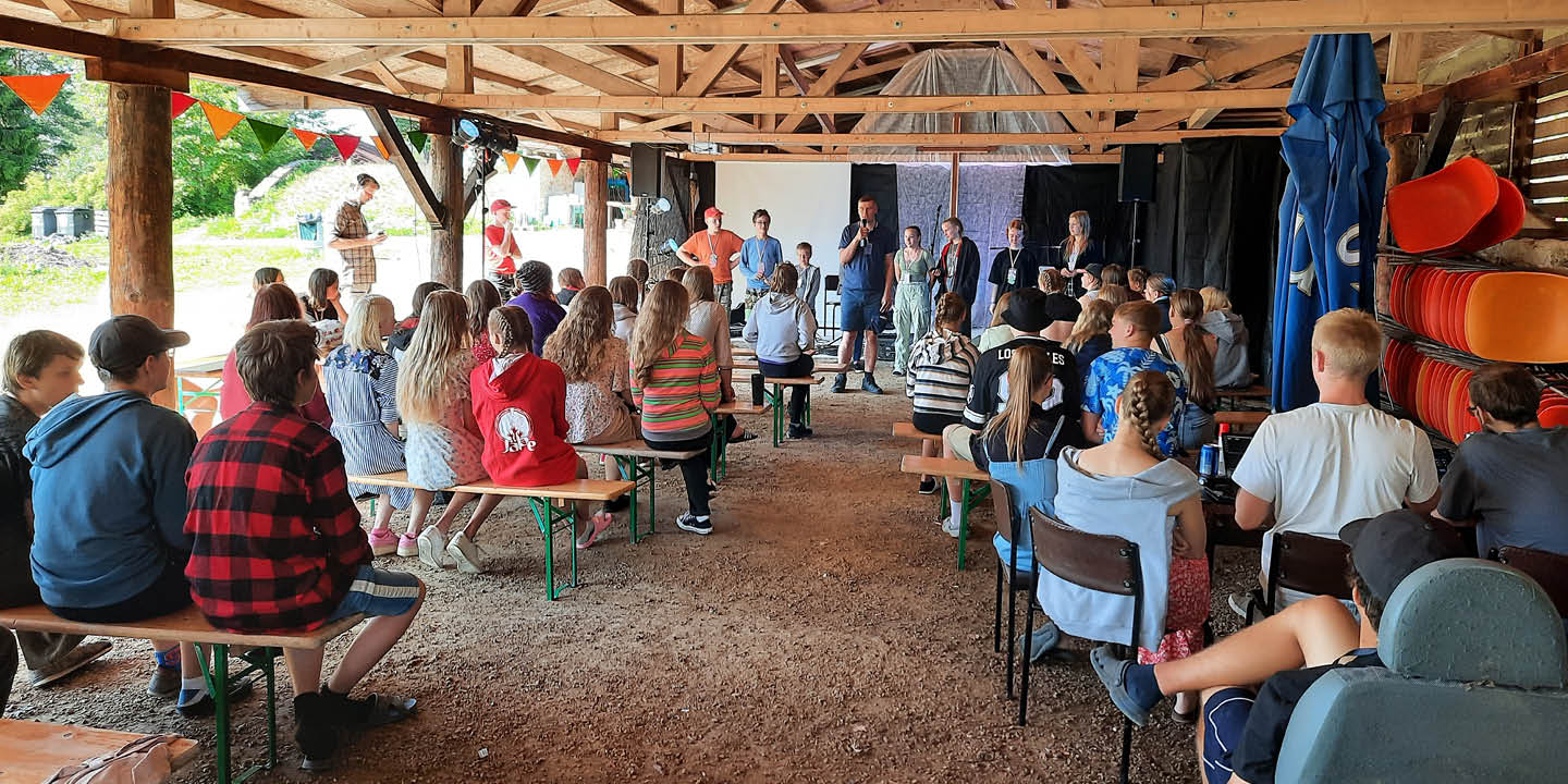 Bildet viser ungdommer samlet under den kristne ungdomsfestivalen JäPe i Estland i sommer