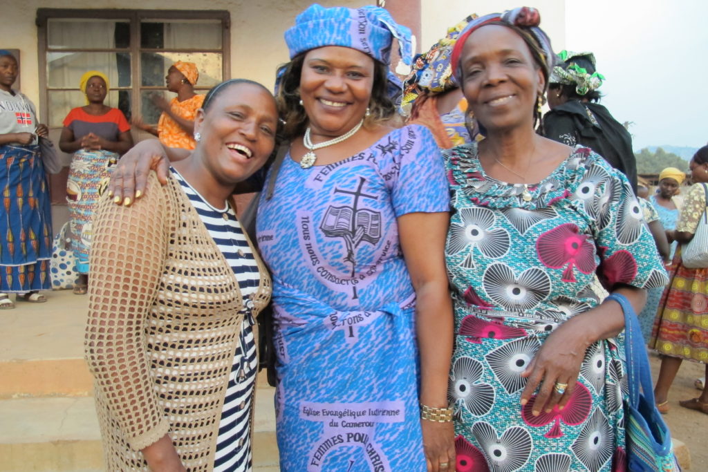 Tre sentrale damer i kvinnebevegelsen i Etiopia og Kamerun: Ada Jeanette (midten), leder for 'Kvinner for kristus' og hennes forgjenger (t.h) sammen med Jeritu