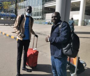 Abel og Kim ved flyplassen på veien til Uganda