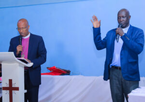 Bildet viser kirkepresidenten Rev Dr Yonas Yigezu Dibisa og den nye synodepresidenten Rev Abera