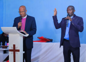 Bildet viser kirkepresidenten og visepresidenten Rev Beke Hirpa