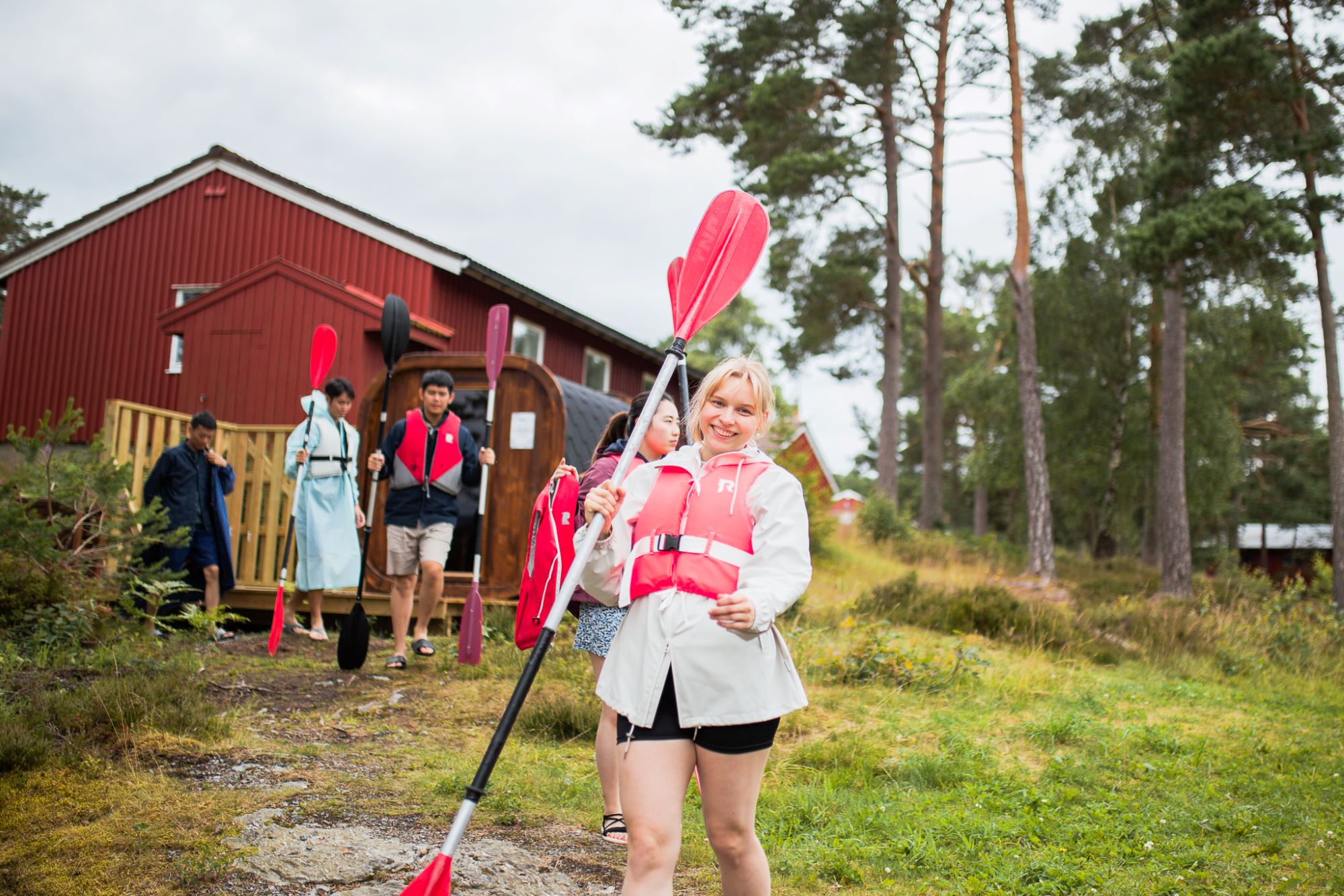 Daisi on her way to paddle