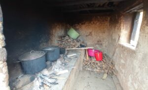 bildet viser et enkelt kjøkken ved helsesenteret Belanitra