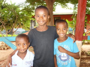 Bildet viser tre brødre som besøker døveskolen ved Mahajanga