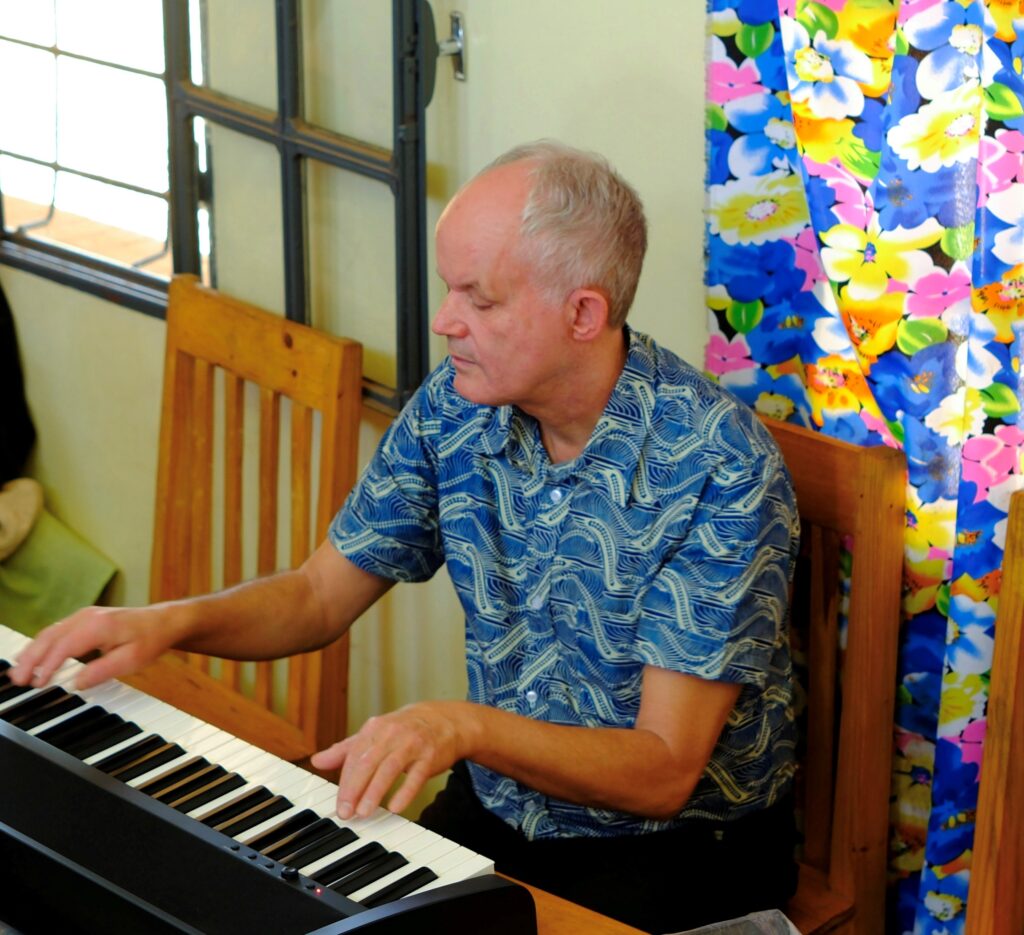 Bilder viser Ulf Nislen som spiller på den elektriske pianoen