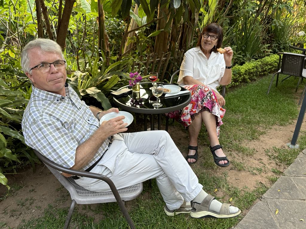 Gerd Marie og Jostein i hagen.