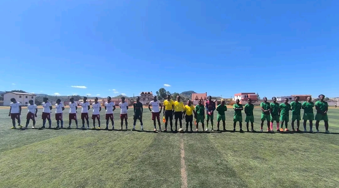 to fotballteam på banen