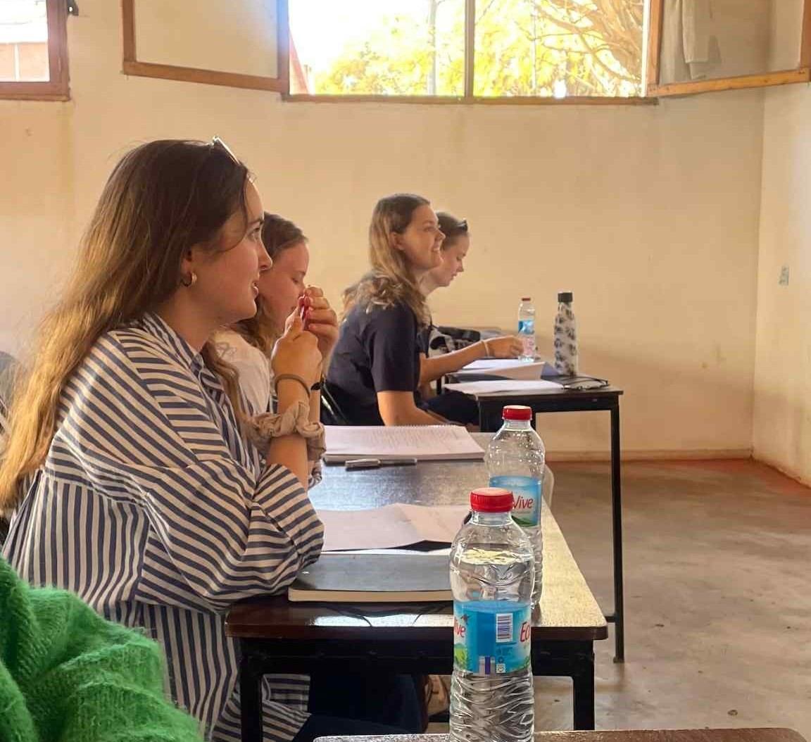 Bildet viser fire studenter på klasserommet