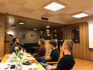 Bildet viser Frøyen på talerstolen