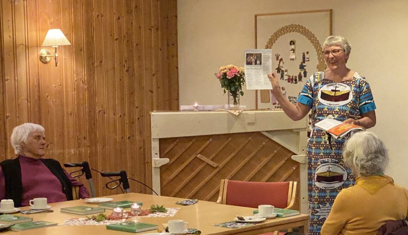 Kirsten P. Øie i vakre klær fra Kamerun