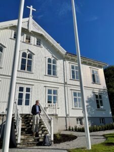 Helge S. Gaard utenfor Marie Føreides hus på Misjonsmarka i Stavanger.